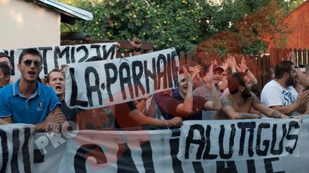 O sută de rapidiști au protestat la FRF: "S-a terminat cu voi, noi suntem gata de război" FOTO