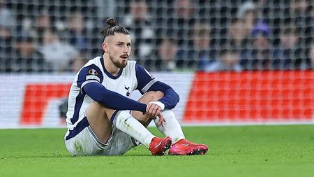 Vestea care nu îi pică bine lui Radu Drăguşin. Tottenham a făcut anunțul oficial