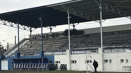 Se întâmplă în România, în 2020. Un meci din Liga 2 se va disputa cu spectatorii stând în picioare. Motivul pentru care stadionul nu mai are scaune