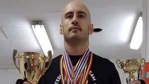 Luptătorul care l-a făcut praf pe Mircea Badea a trecut la dezvăluiri: "M-a enervat că râdea de mine". Teodor Emi s-a destăinuit într-un interviu. Singurul lucru de care îi pare rău: "Nu am văzut un KO cum și-a luat el..."