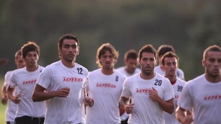 Bătrânii duc greul** la Rapid!