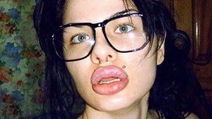 FOTO Obsesia pentru operații a transformat-o într-o țintă pentru fotbaliști! "Am buzele prea mici"