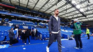 Presa din Anglia l-a cerut pe teren pe Radu Drăguşin. Managerul Ange Postecoglou e înfierat din cauza românului