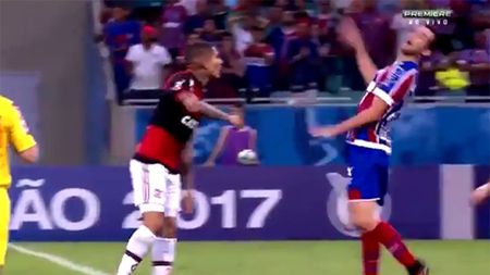 VIDEO | Chiar n-ai mai văzut vreodată o asemenea simulare! :)) Cum a reacționat un jucător, deși adversarul era la doi metri distanță de el