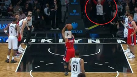 "Ultrasul" octogenar din NBA. FOTO & VIDEO | Arbitrii au cerut intervenția stewarzilor după ce a încercat să-i încurce pe jucătorii adverși la aruncările libere