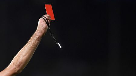Arbitru, descalificat pe viață din fotbal după cel mai scandalos meci al secolului: a arătat unei singure echipe 4 cartonașe roșii și a prelungit meciul cu 15 minute. Ce s-a întâmplat apoi