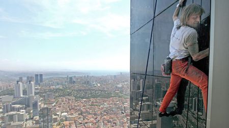 Alain Robert "Spiderman" va escalada Intercontinentalul