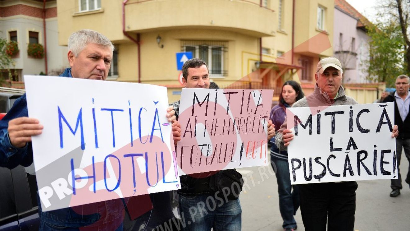 FOTO Proteste la sediul LPF, înainte de alegeri: "Mitică ai nenorocit fotbalul! OUT!"  Dragomir, contestat de suporteri