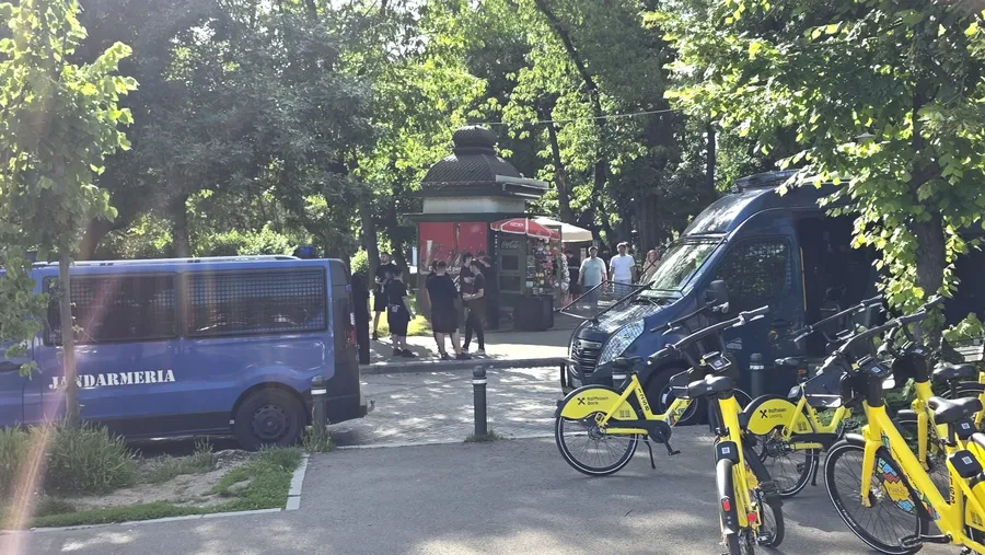 S-au strâns fanii pentru baraj Dinamo - FCSB! Câți suporteri roș-albaștri vor fi pe stadion și din ce punct al Capitalei pleacă ACUM