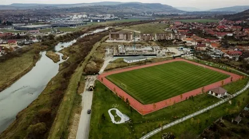 România, țara investițiilor sportive făcute de mântuială! Cum arată pista de atletism dreptunghiulară, care a costat 120.000 de euro