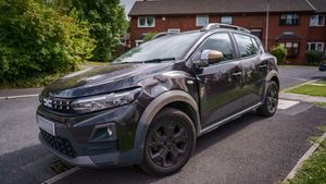 Dacia a lovit crunt în imperiul chinezesc al mașinilor! Anunțul din Spania despre noul Sandero hybrid