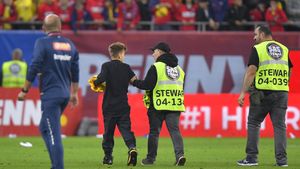 Imaginile serii vor face înconjurul României!  Un copil a intrat pe teren pentru a-i cere tricoul lui Denis Alibec. Ce s-a întâmplat când s-a apropiat de atacantul naționalei, chiar înainte ca stewarzii să îl prindă și să îl scoată de pe gazon | FOTO