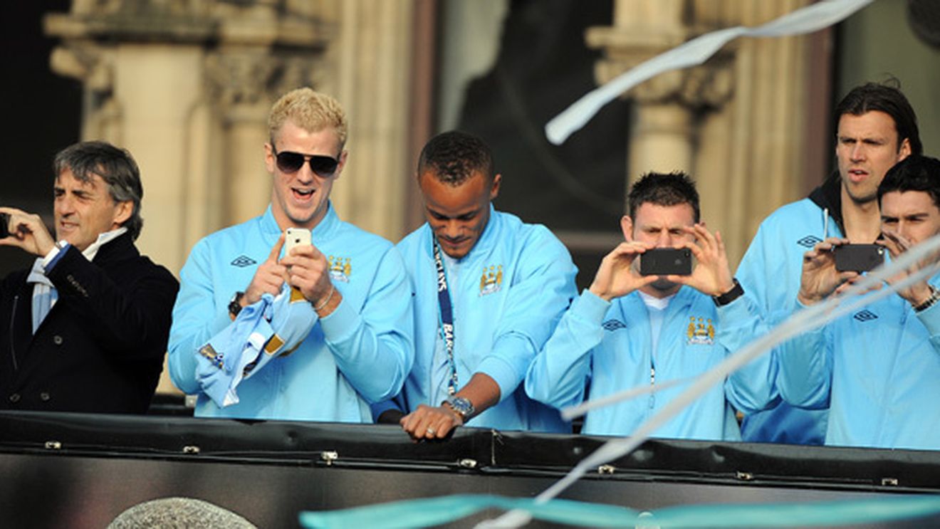 "'Cetățenii', treziți de majordomi, cu boabe de struguri!" :)** Kompany a declanșat o adevărată isterie pe Twitter! Panti, înconjurat de păsări Dodo și unicorni