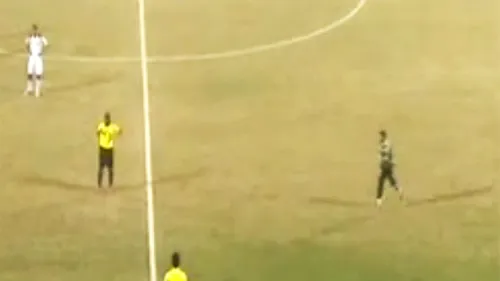 Scene incredibile pe un teren de fotbal!** VIDEO Un român, martor la cea mai nebună decizie din istorie a unui arbitru