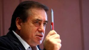 Ce mai face Ioan Niculae, fostul patron de la Astra Giurgiu, dispărut de câțiva ani din atenția presei. A fost cel mai bogat român, cu avere de peste un miliard de euro, dar are probleme cu familia sa: ginerele lui, șantajat de temutul clan Caran! „Taxă de șmecherie”, un Ferrari și un Bentley