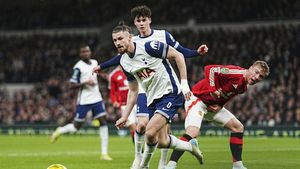 Ce notă a primit Radu Drăgușin, după thriller-ul Tottenham - Manchester United 4-3
