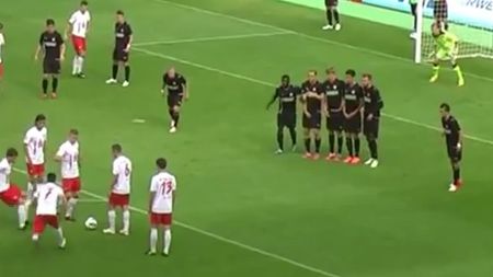 Adversarii n-au înțeles nimic! VIDEO - Cel mai ingenios mod de a executa o lovitură liberă  