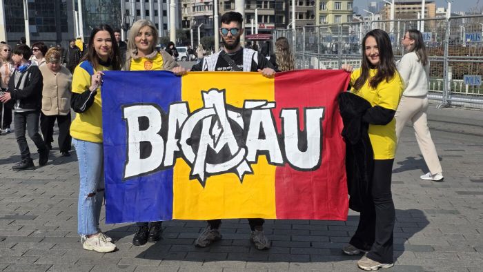Românii se strâng în Piața Taksim înainte de meciul cu Turcia. Imagini de la Istanbul cu Zidul Galben