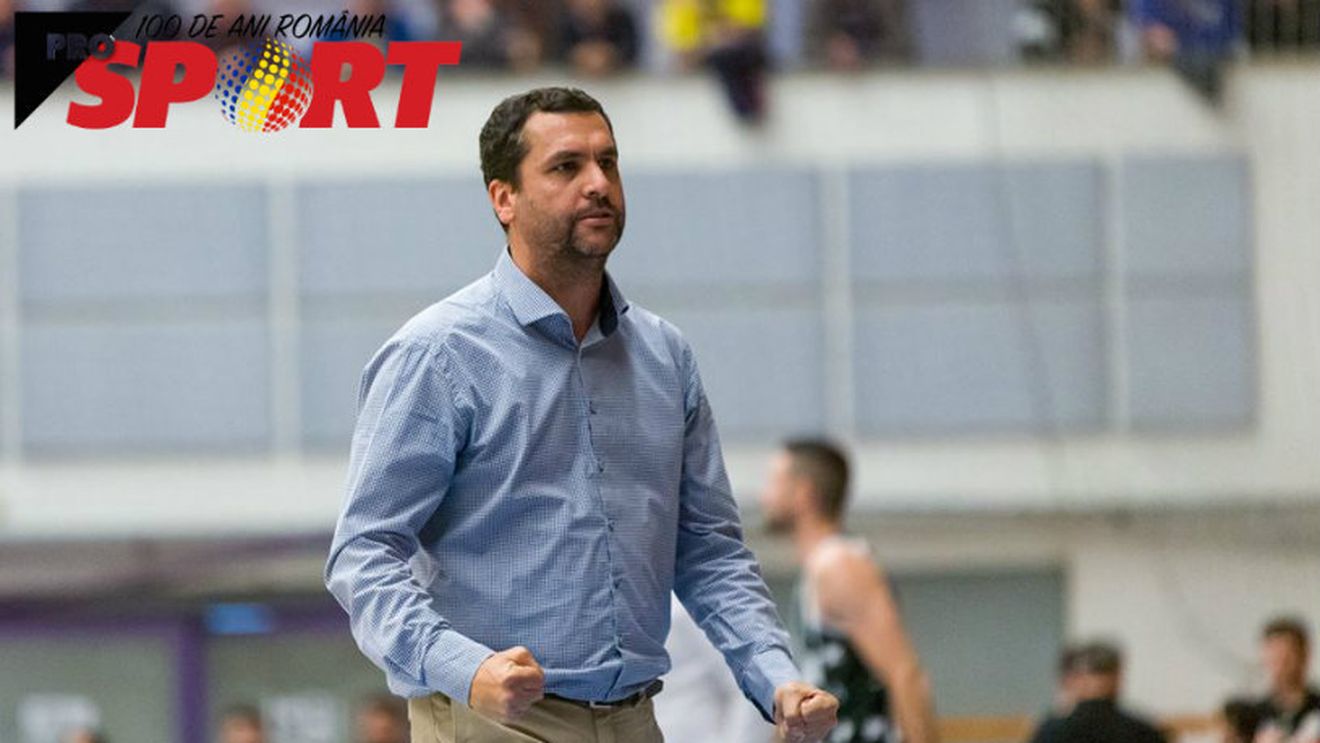 Povestea lui Super-Dan. A crescut într-un oraș în care 400 de suflete se înghesuiau într-o sală de 100 de locuri. "L-am avut pe tata antrenor și mă cam trimitea acasă de la antrenamente, că nu sunt suficient de valoros" Dan Fleșeriu a dus o grupă de fete de 8 ani până pe 7 în LNBF, acum e creierul liderului CSU Sibiu | #România100