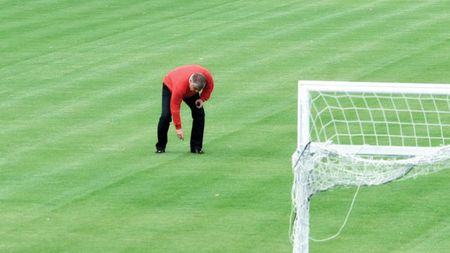 SUPER FOTO - De-a câinele și șoricelul! **"Fălcosul" le-a întins curse steliștilor pentru o nouă gafă 'marca Zapata'