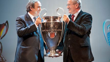 Platini a înmânat trofeul Ligii Campionilor primarului orașului Munchen: "Le doresc fanilor și clubului Bayern să ajungă în finală"