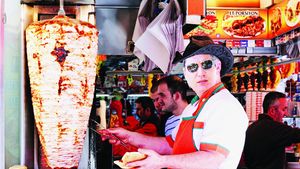 Circul se întoarce acasă! Englezii au patentat fotbalul, noi caterinca!** Imnul ultrașilor interpretat de Minune: "Pe la spate, pe la spate, așa dau ultrașii, frate"