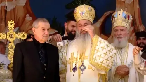 Cum a fost surprins Gigi Becali în timpul slujbei de la Catedrala Patriarhală! Gestul interzis pe care l-a făcut în fața Preafericitului Daniel și a premierului Marcel Ciolacu