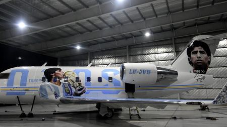 Diego Maradona este numele unui avion care este conceput ca un muzeu zburător! Interiorul este decorat cu fotografii și poți asculta vocea marelui fotbalist | VIDEO