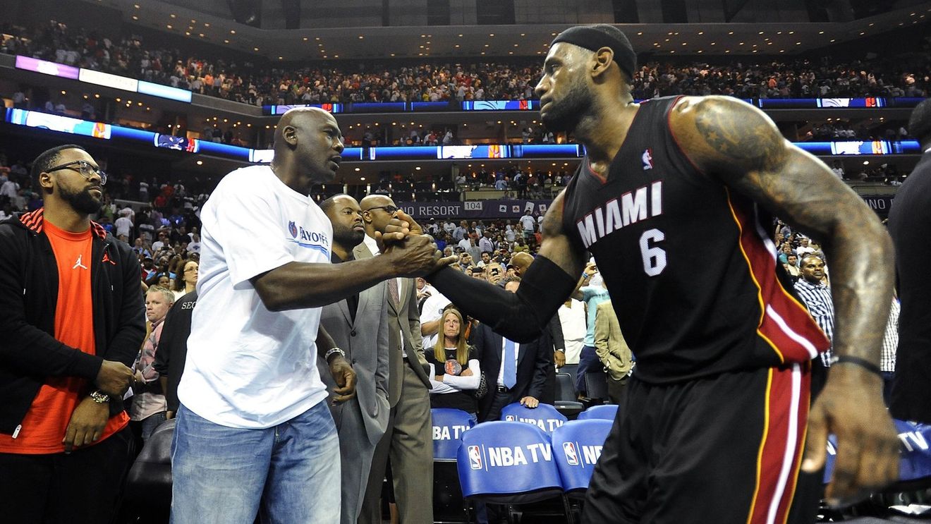 Cine ar câştiga un meci unu versus unu între Michael Jordan şi LeBron James. O simulare 3D a dat verdictul