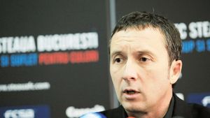 Piți, atac dur la MM Stoica!** "Toată lumea îl blamează pe Lăcătuș, dar de coana Mița nu spune nimic? Cum să pună jucătorii să se așeze în genunchi?"