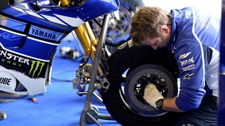 Bridgestone se retrage din MotoGP la finalul lui 2015. Dorna organizează o licitație pentru a stabili viitorul furnizor de cauciucuri