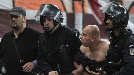 "Coloneii" de la Rapid. S-a terminat meciul cu peste 36.000 de spectatori, pe Național Arena. Steaua, învinsă clar de Niculae & Co 1-3, la finele unui meci cu incidente violente în tribune. Așa am trăit o zi trepidantă  