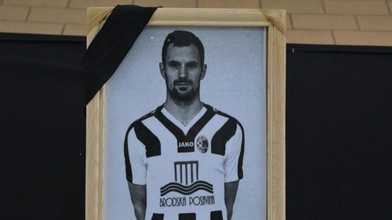 S-a aflat cauza decesului! A murit pe teren după ce a fost lovit cu mingea în piept, iar verdictul medicilor e crunt