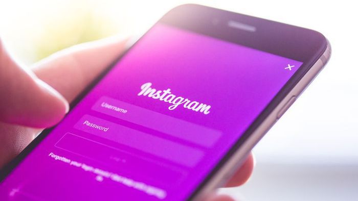 Caz unic: a fost dat afară după o postare pe Instagram