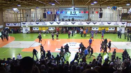 VIDEO | Bătaie pe parchet la Focșani! Fanii Stelei au sărit peste galeria lui Dinamo, Jandarmeria a intervenit în forță. Spectatorii, evacuați