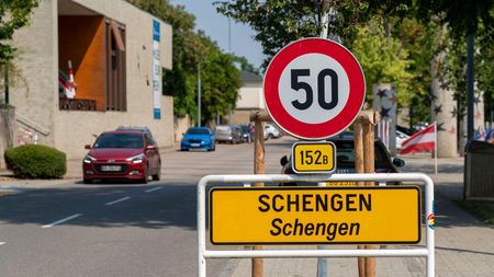 Prima galerie din România care a luat atitudine după ce țara noastră n-a fost primită în Schengen: „Strigați tare, să se audă până în Austria!”