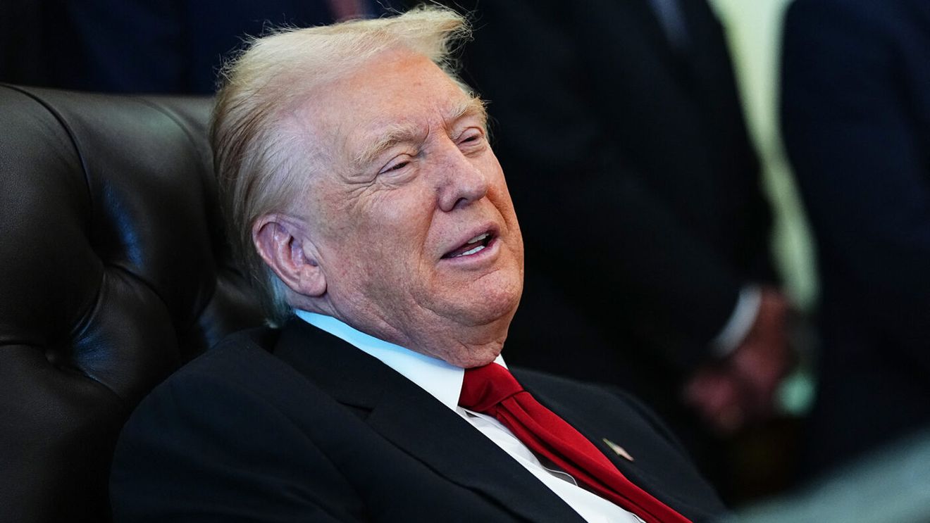 Donald Trump a anunțat că a salvat lumea de o criză economică, iar cea mai dură reacție a venit imediat: „E ori prost, ori nebun”