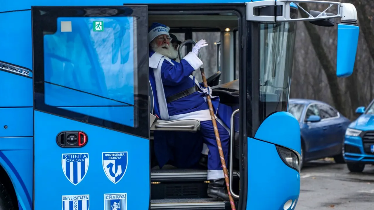 Moş Crăciun a venit cu autocarul echipei la juniorii Craiovei. Ce dorinţe şi-au pus Papură, Bancu şi Cârţu | GALERIE FOTO