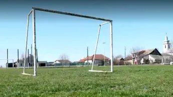 Încă un incident grav pe un teren de fotbal din România! O poartă de fotbal s-a prăbușit peste un junior, care e acum în comă indusă