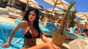 Adrian Mititelu Jr., show pe litoral cu o brunetă sexy! Fiul patronului de la FCU Craiova și-a tras o nouă iubită