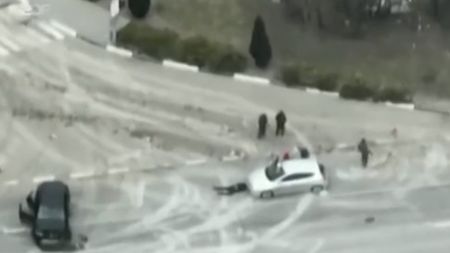 Terifiant! Imaginile care vor indigna o lume întreagă! Soldații ruși execută în plină stradă un civil ucrainean, care ridicase mâinile în aer! Nu știau că e totul filmat de drone: unde au vrut să îi ascundă apoi cadavrul | VIDEO