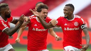 Caz incredibil în prima ligă braziliană! Fundașul lui Internacional, Rodinei, a fost eliminat în meciul contra echipei de unde e împrumutat, după ce un fan plătise 150.000 de euro pentru a avea drept de joc!