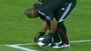 VIDEO Cel mai ingenios mod de a trage de timp!** Este incredibil ce a făcut acest portar