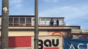 Doi bărbați au sigilat cabinele TV de pe stadion, indispensabile transmisiei meciului. Reacția lui Lipă: "Vreau să cred că e o glumă". Ce spune Negoiță despre conflictul cu Badea | DOVADA FOTO