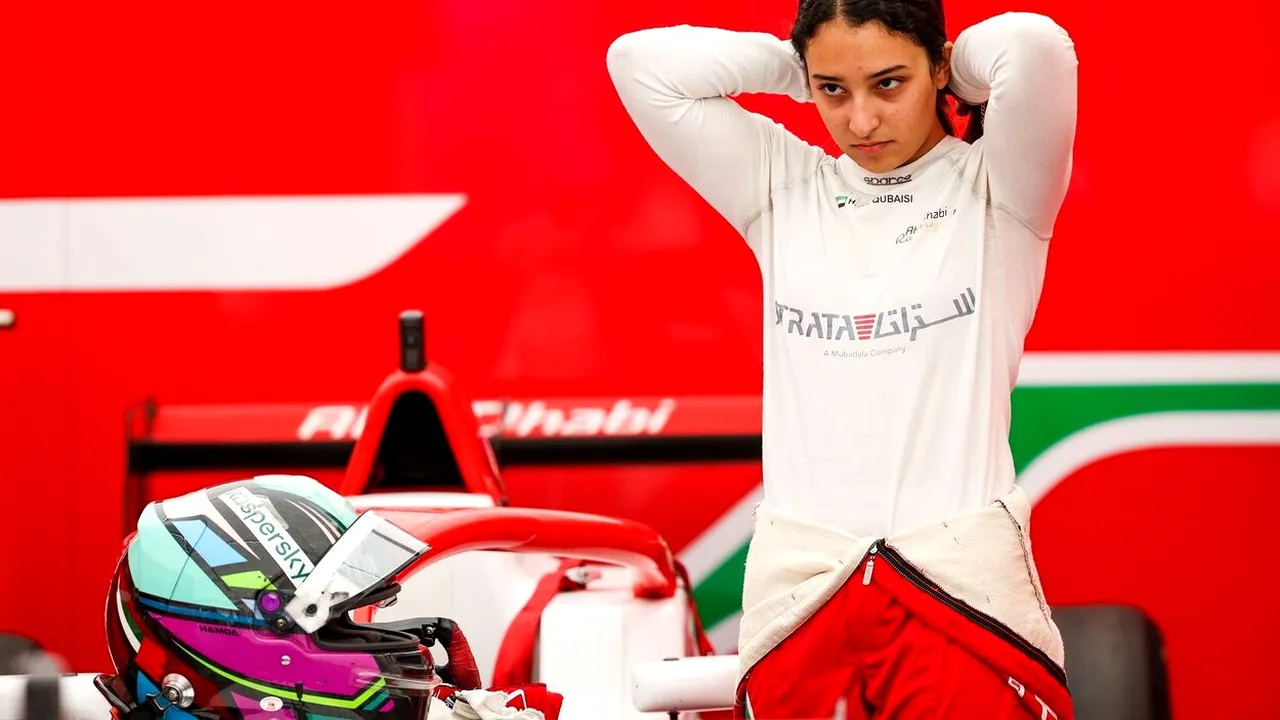 O tânără de doar 20 de ani face furori în lumea motorsportului! Povestea Hamdei Al Qubaisi, prima femeie care a urcat pe podium în F4 Italia | VIDEO