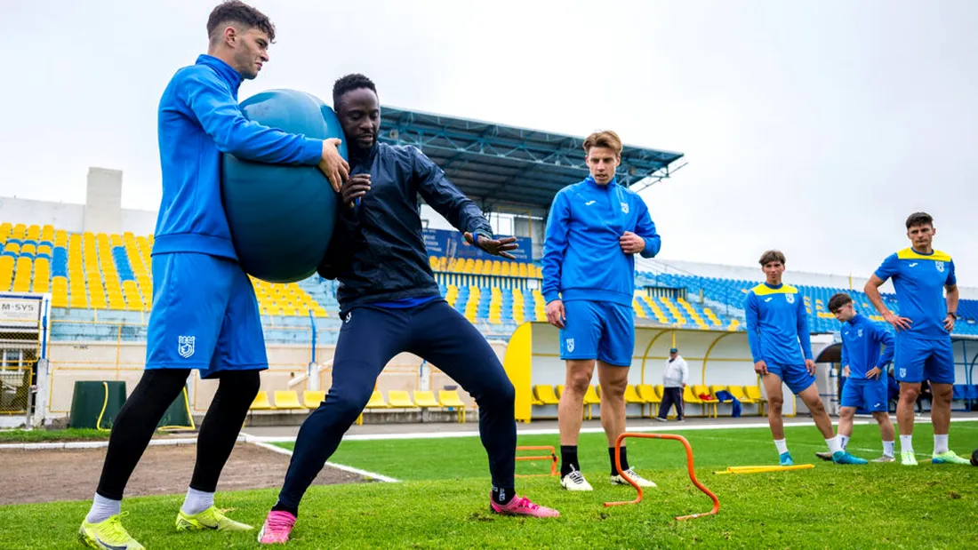 Gueye Mansour nu a uitat nici de Poli Timișoara, nici de Marian Iancu: ”N-am mai vorbit demult cu Tati!” ”Omului foarfecă” i-a fost greu să-i vadă pe alb-violeți învinși în barajul de promovare în Liga 2
