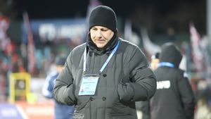 Cine și de ce a aruncat cu bulgări în Marius Șumudică. Antrenorul Rapidului vrea să demisioneze pentru că bănuiește că în spatele fanilor s-ar afla conducătorii din Giulești