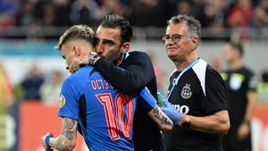 Ce n-ai văzut la TV în FCSB - Dinamo 3-1. Elias Charalambous, dat pe spate! Gestul antrenorului roș-albaștrilor față de Octavian Popescu și surpriza de care a avut parte Zeljko Kopic la final. SPECIAL