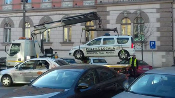 FOTO! "La Cluj, legea e lege!" :) Imagine senzațională cu o mașină a Poliției Locale 