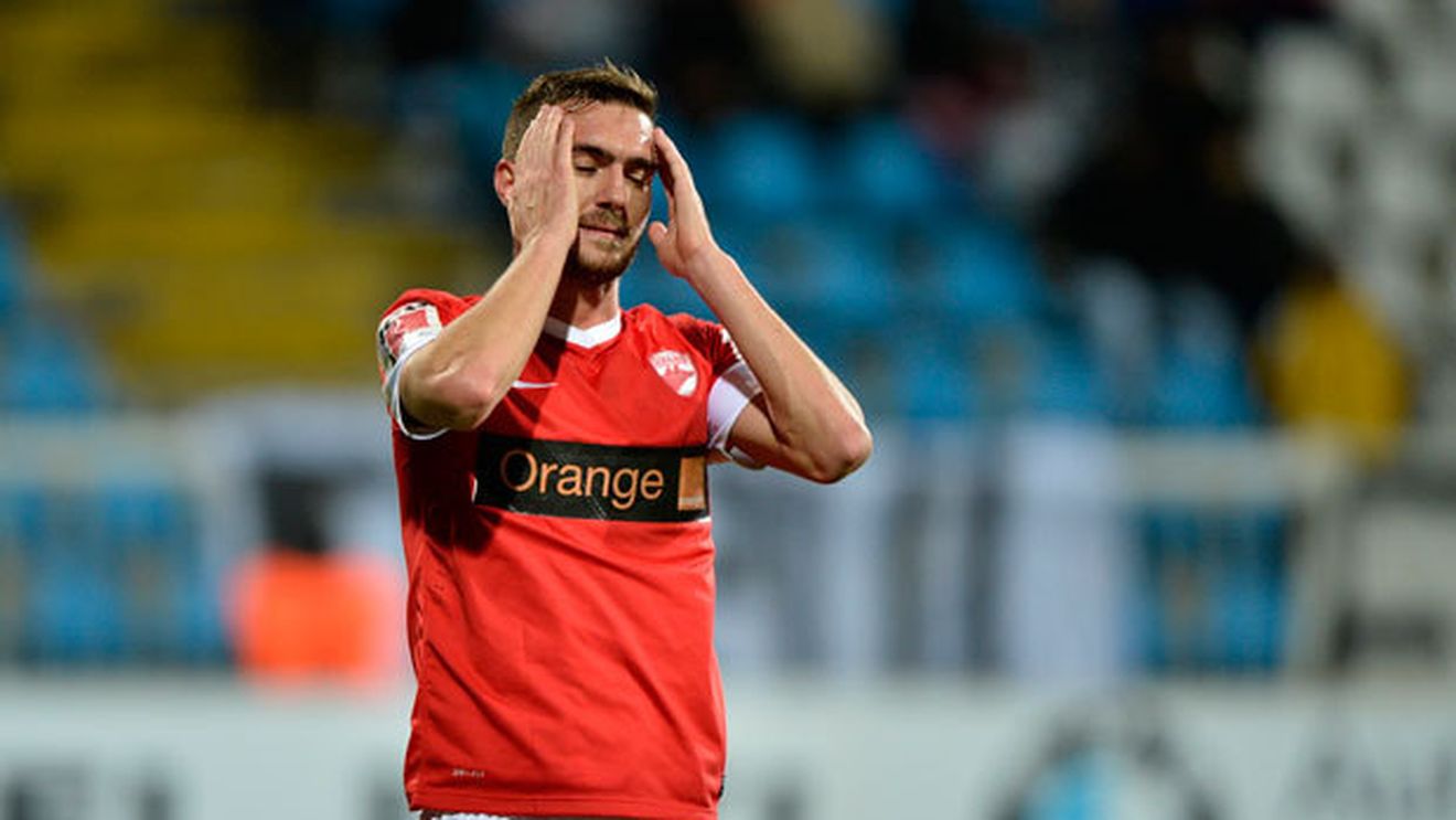 Situația captivului Alexe, descrisă cel mai bine de un rival:** "Când intră pe poartă, colegii îl văd ca pe un sac de bani"